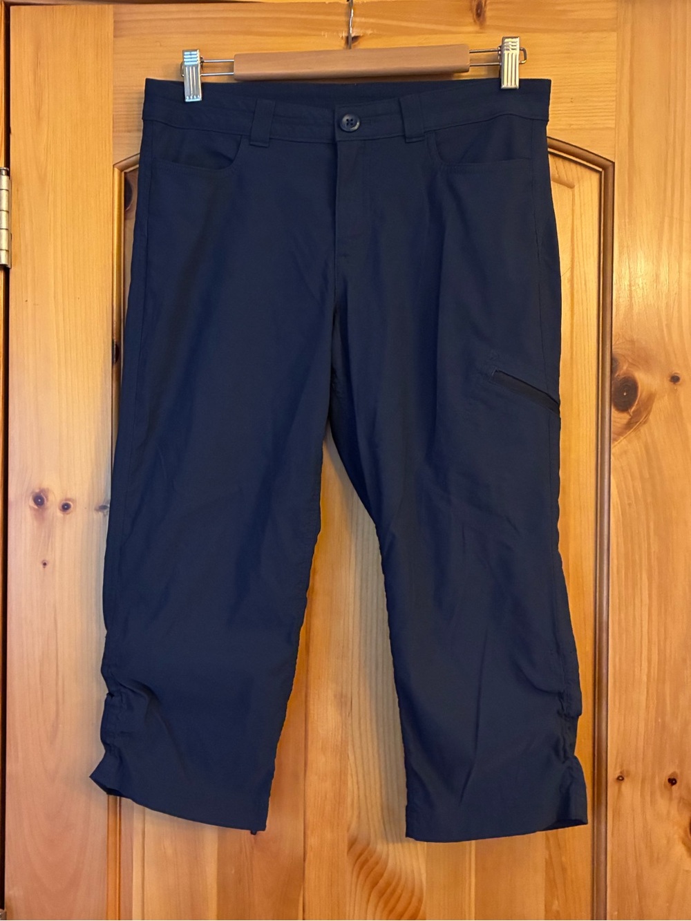 Eddie Bauer Dark Navy Capri Cargo Pants